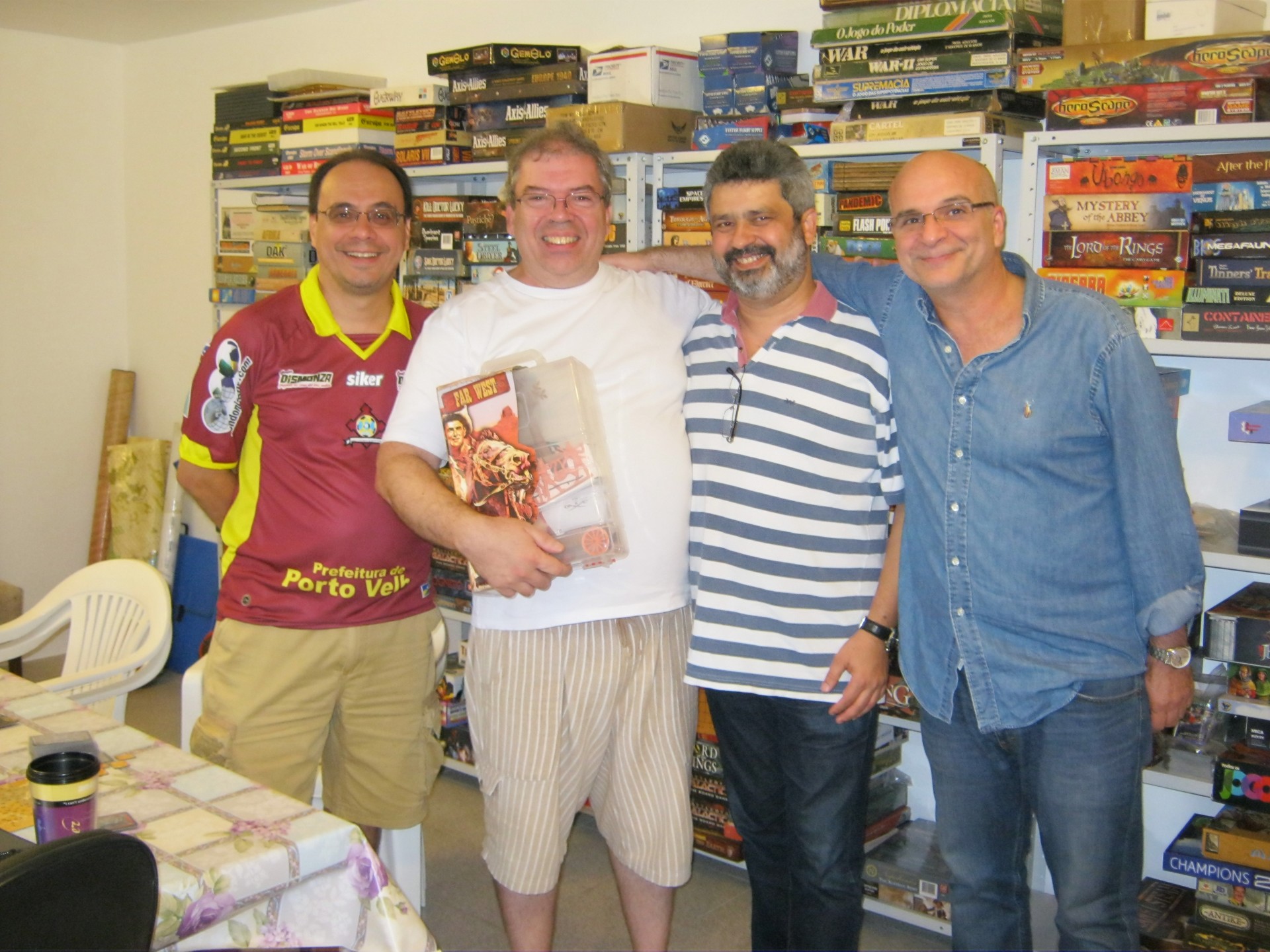 2014, com novas estantes para aproveitar o espaço da minha nova casa. IMG_0197.jpg
